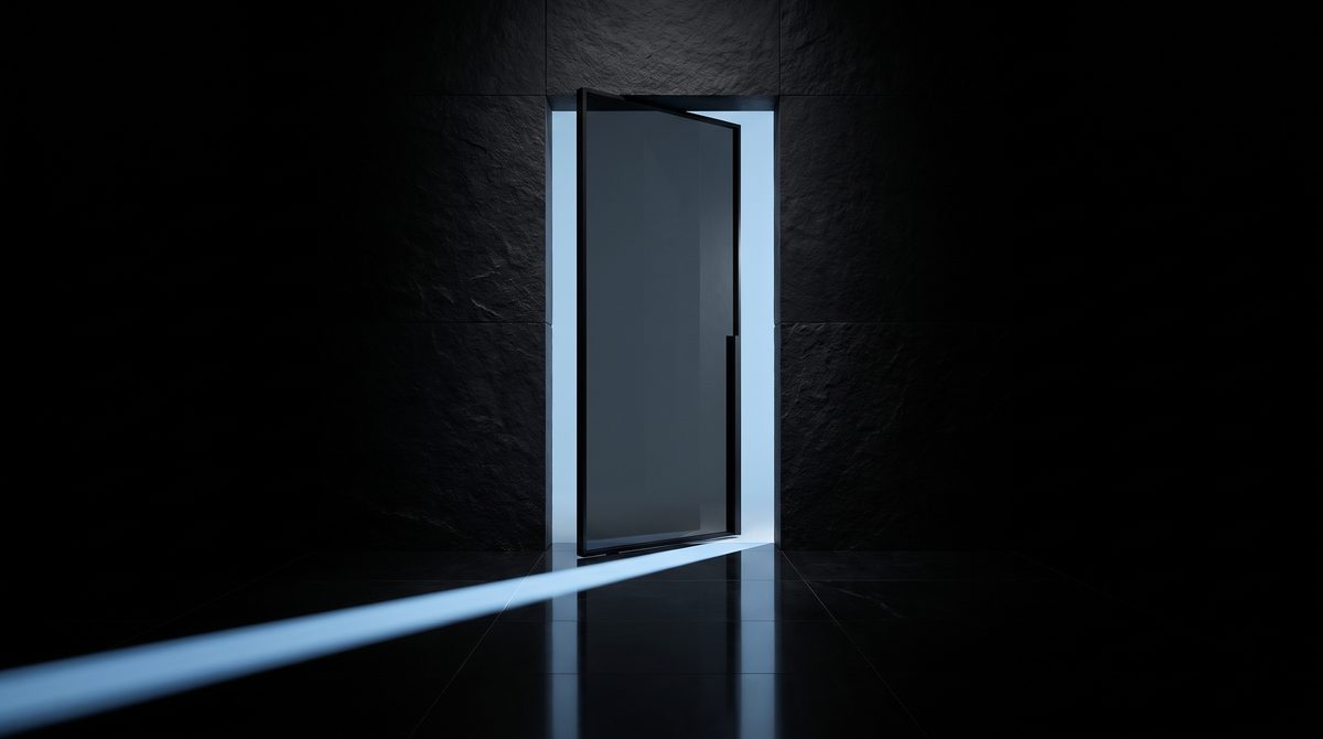 Una porta alta di vetro scuro e acciaio, socchiusa: dalla fessura esce una lama di luce azzurra